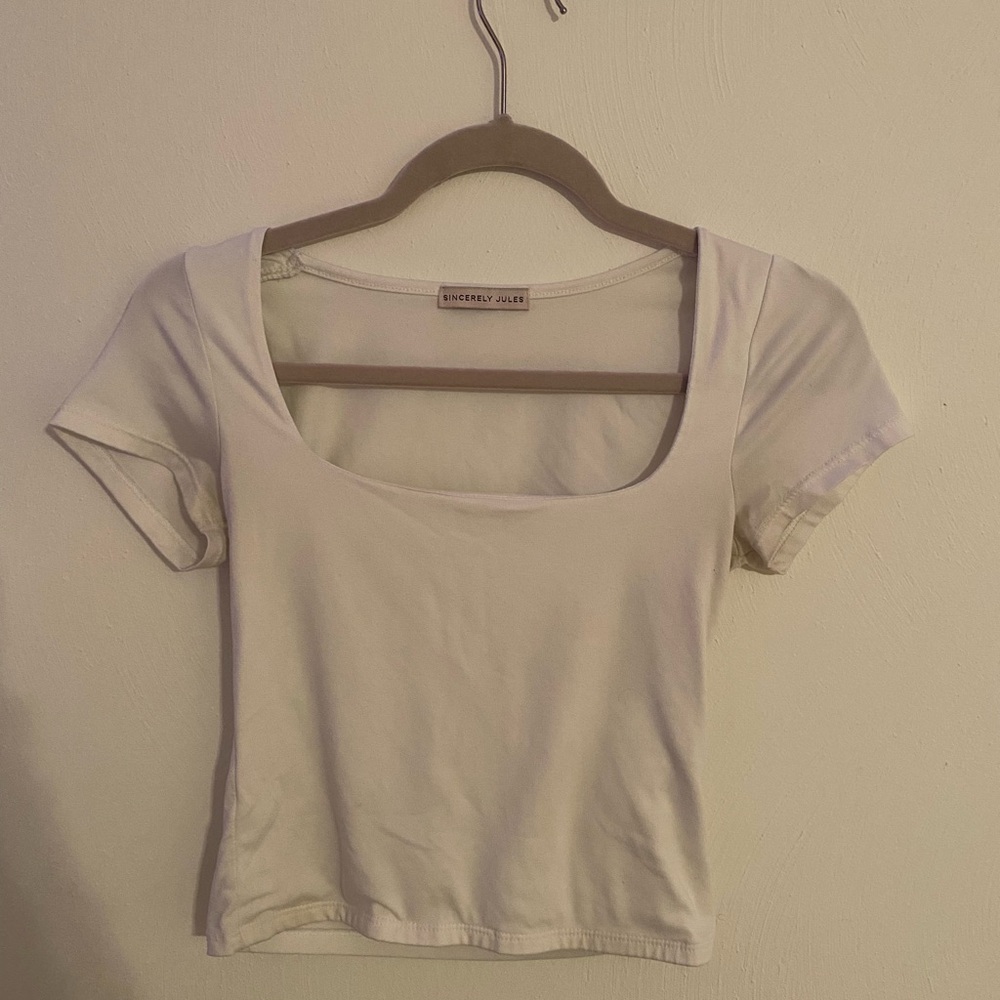 White top w cut out neckline